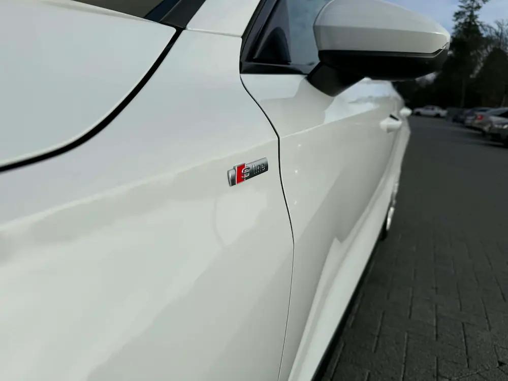 Audi A3 SPORTBACK 1.0TSI 110PK WIT S-LINE (bj 2024), Auto's, Audi, Stof, Gebruikt, Euro 6, Wit