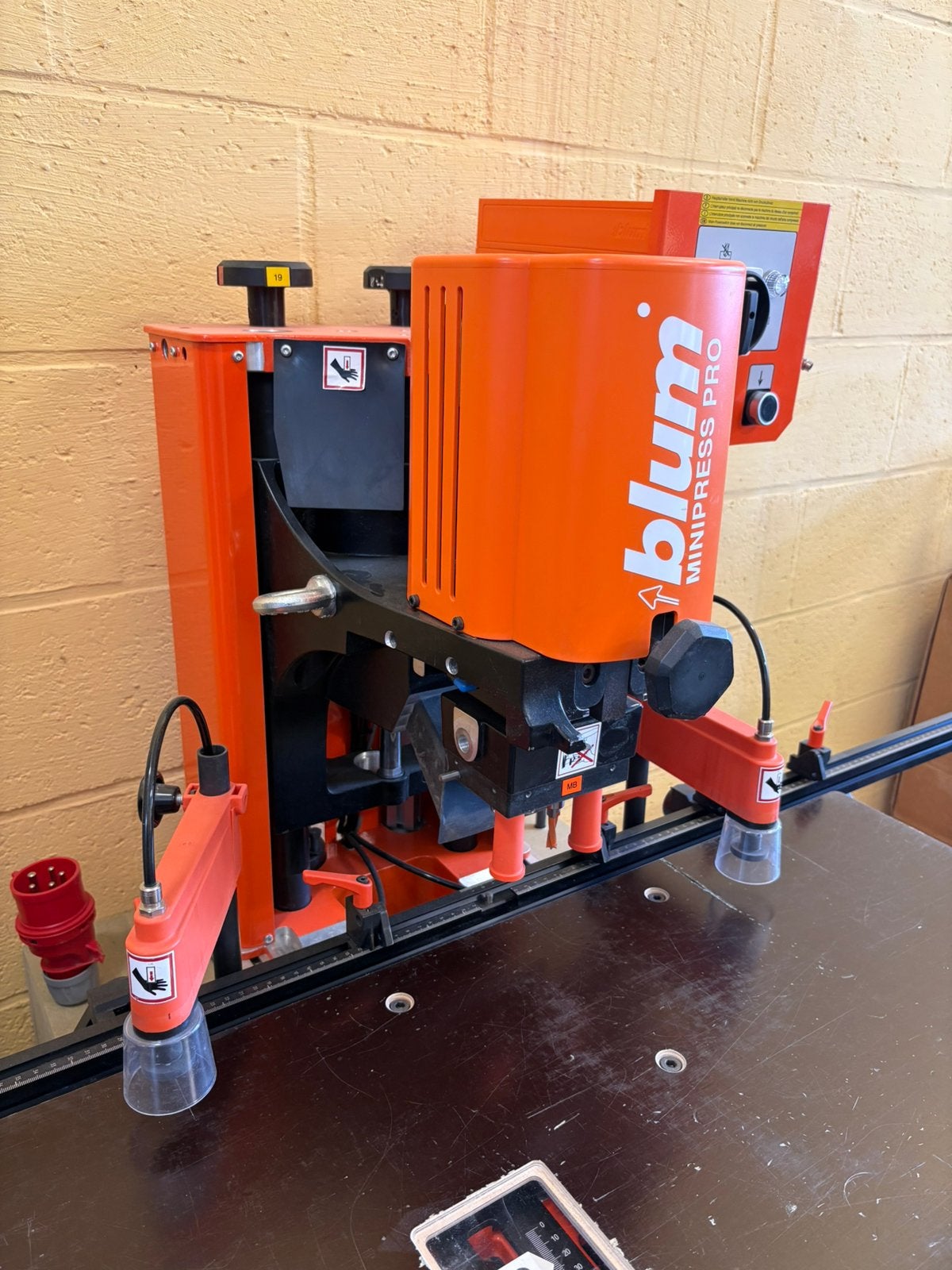 Blum MINIPRESS PRO 380V – Pack Complet avec Têtes et Meuble, Doe-het-zelf en Bouw, Gereedschap | Overige machines, Ophalen
