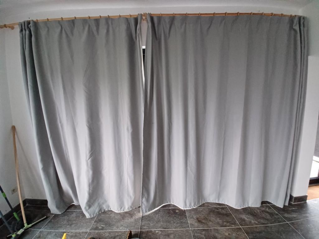 2x grijze niet lichtdoorlatende gordijnen te koop, Neuf, 200 cm ou plus, Gris, Enlèvement