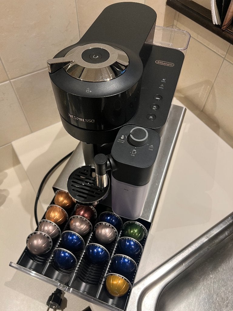 Nespresso machine DeLonghi, Elektronische apparatuur, Koffiezetapparaten, Ophalen, Zo goed als nieuw, Espresso apparaat, Koffiepads en cups