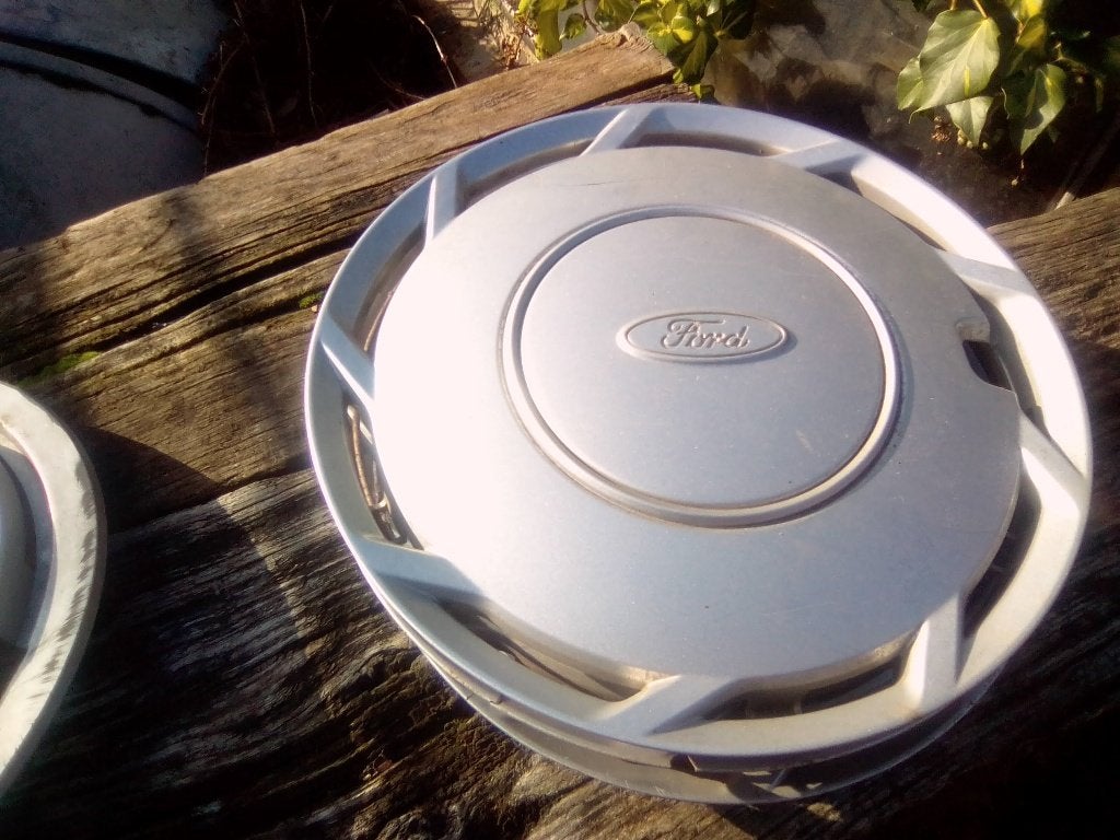 3 wieldoppen Ford Fiesta III, Ophalen