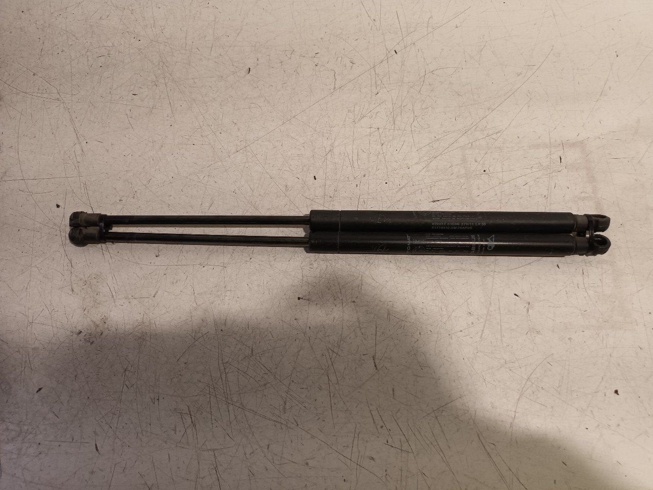 Gasdrukveerset achter Fiat Punto, Auto-onderdelen, Onderdelen@venauto.nl, Van der Ven Autorecycling B.V., Gebruikt, Ettenseweg 76, 4706 PB Roosendaal, The Netherlands