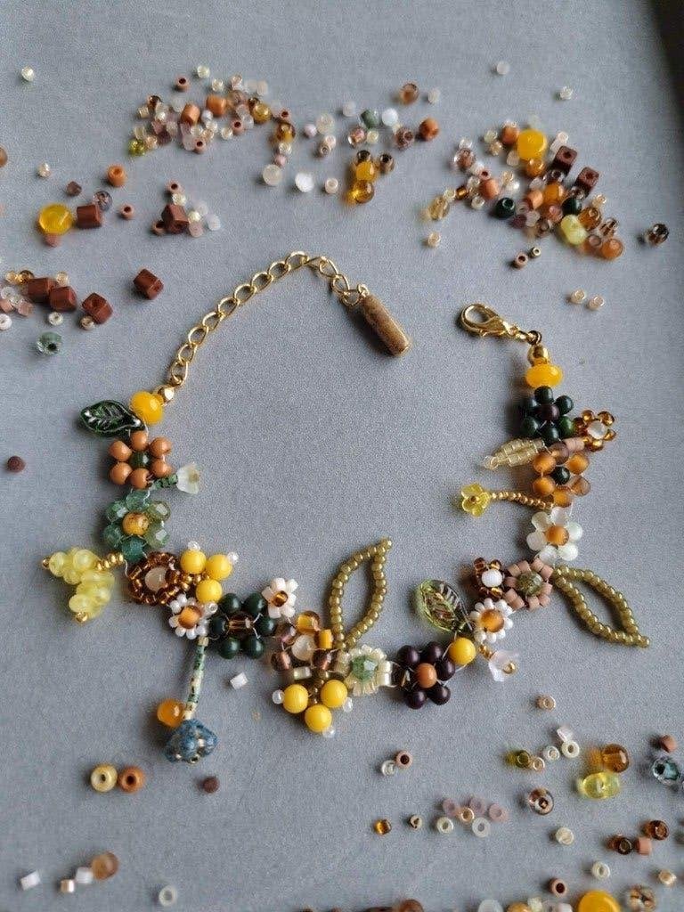 Unieke armband met glaskralen – bloemen design, Handtassen en Accessoires, Armbanden, Overige materialen, Verzenden, Nieuw, Met bedels of kralen