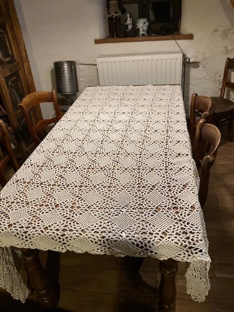 GEHAAKT OMA TAFELLAKEN IN WIT KATOEN. 190 OP 200 CM, Huis en Inrichting, Tafelkleden, Ophalen of Verzenden, Gebruikt, Binnen