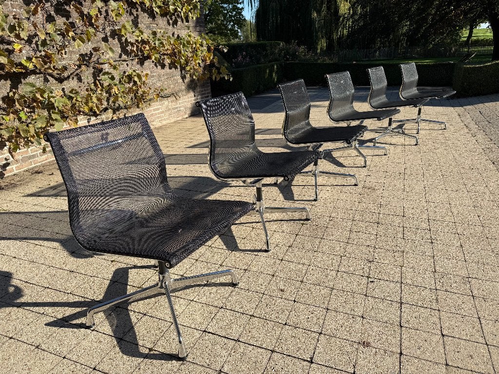Vitra Eames EA 105 conferentiestoel zwart netweave - chroom, Huis en Inrichting, Ophalen, Zwart, Zo goed als nieuw, Bureaustoel