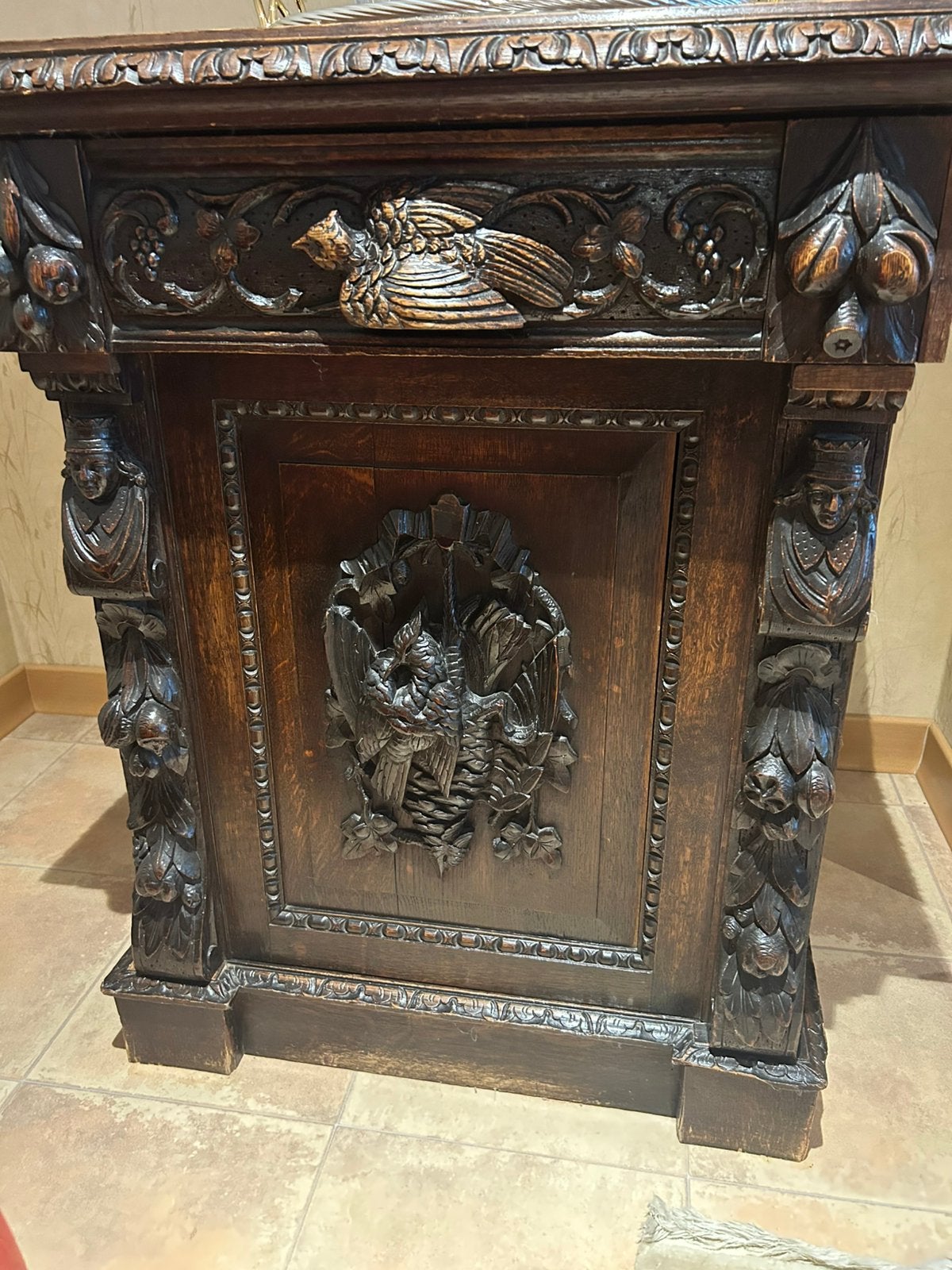 Antiek klein vol houten kastje houtsnijwerk, Ophalen