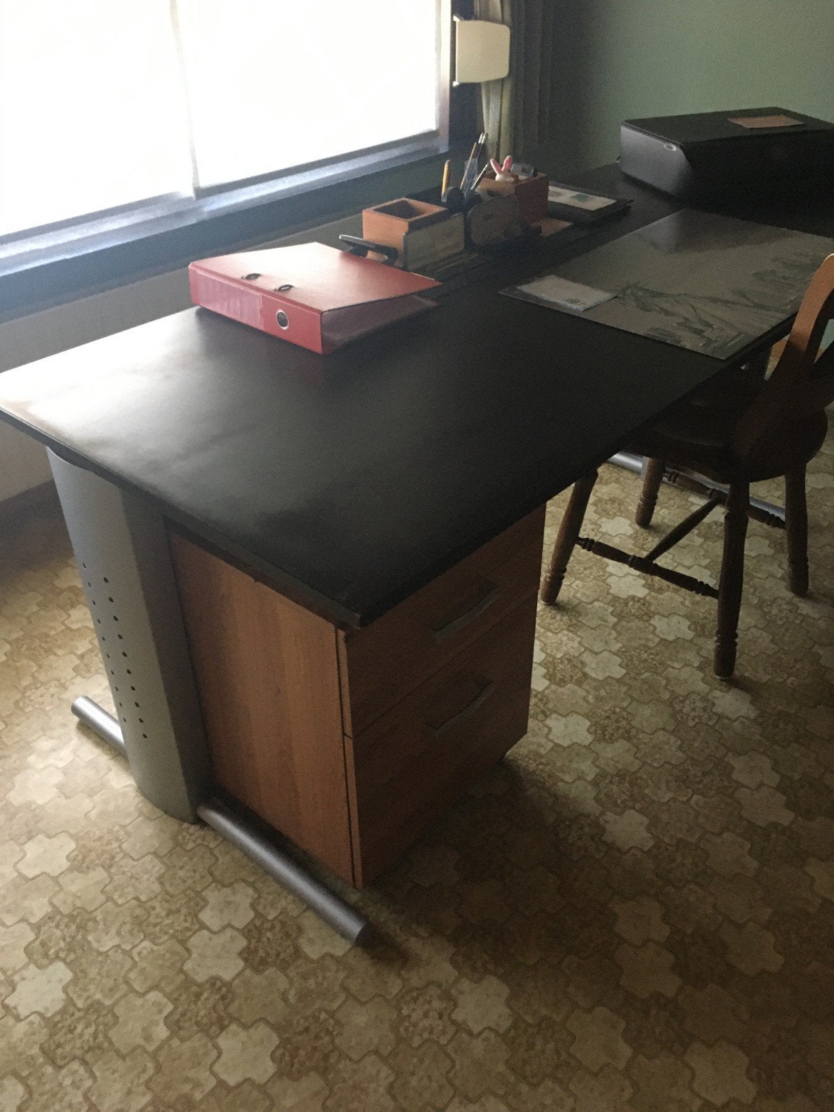 bureau met ladenblok, Enlèvement