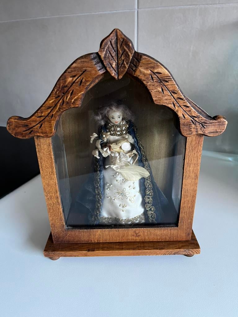 Mariabeeldje(deels uit kaars )in houten kastje met glas, Ophalen of Verzenden