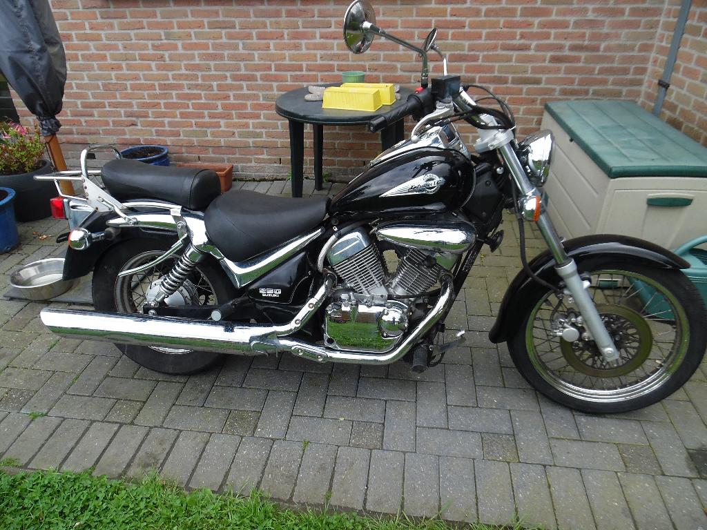 moto suzuki intruder 250 cc, Motoren, 250 cc, 2 cilinders, Chopper, Gebruikt