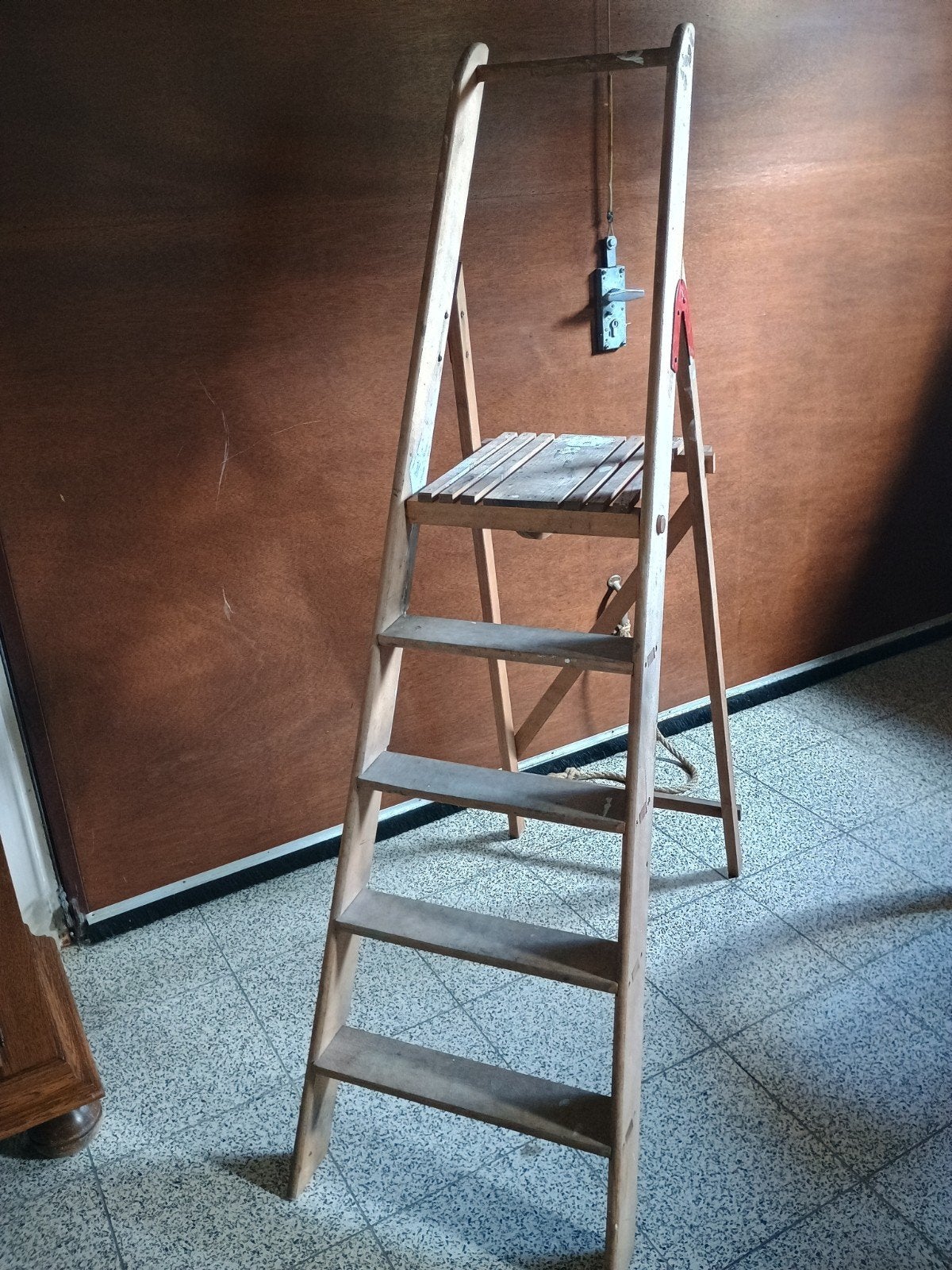 Houten trapladder, Ophalen