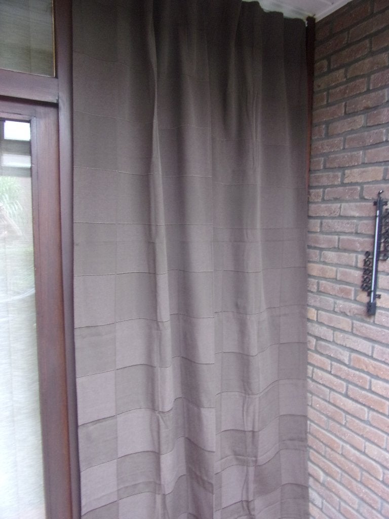 Twee lange bruine  gordijnen (135 op 250 cm)en 270 op 250, Ophalen, Gebruikt, Bruin, Gordijn