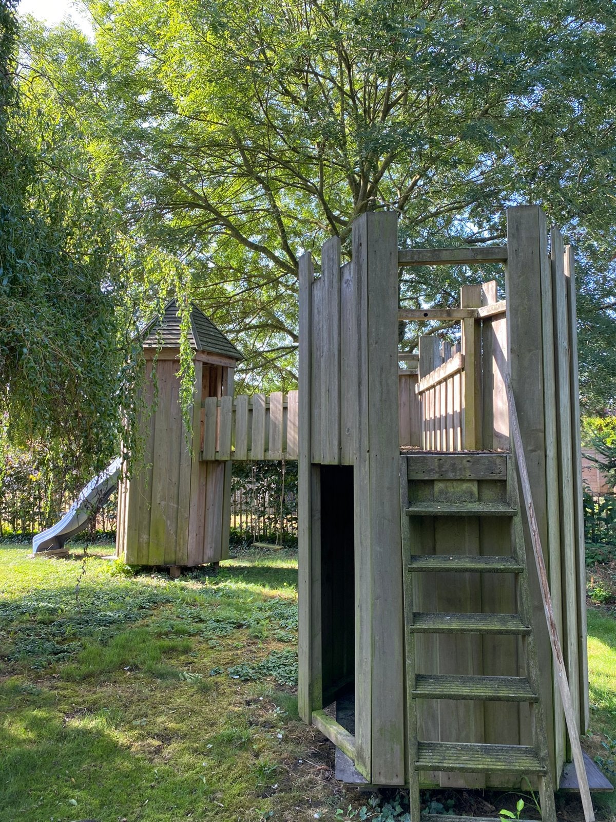 Grote houten speeltoren met schommels en glijbaan, Ophalen, Gebruikt, Hout