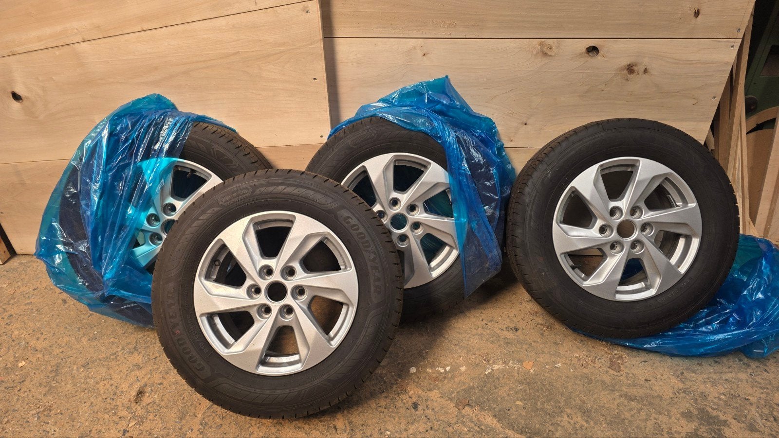 4 jantes neuves + pneus neufs Goodyear 215/65 R16C, Pneu(s)