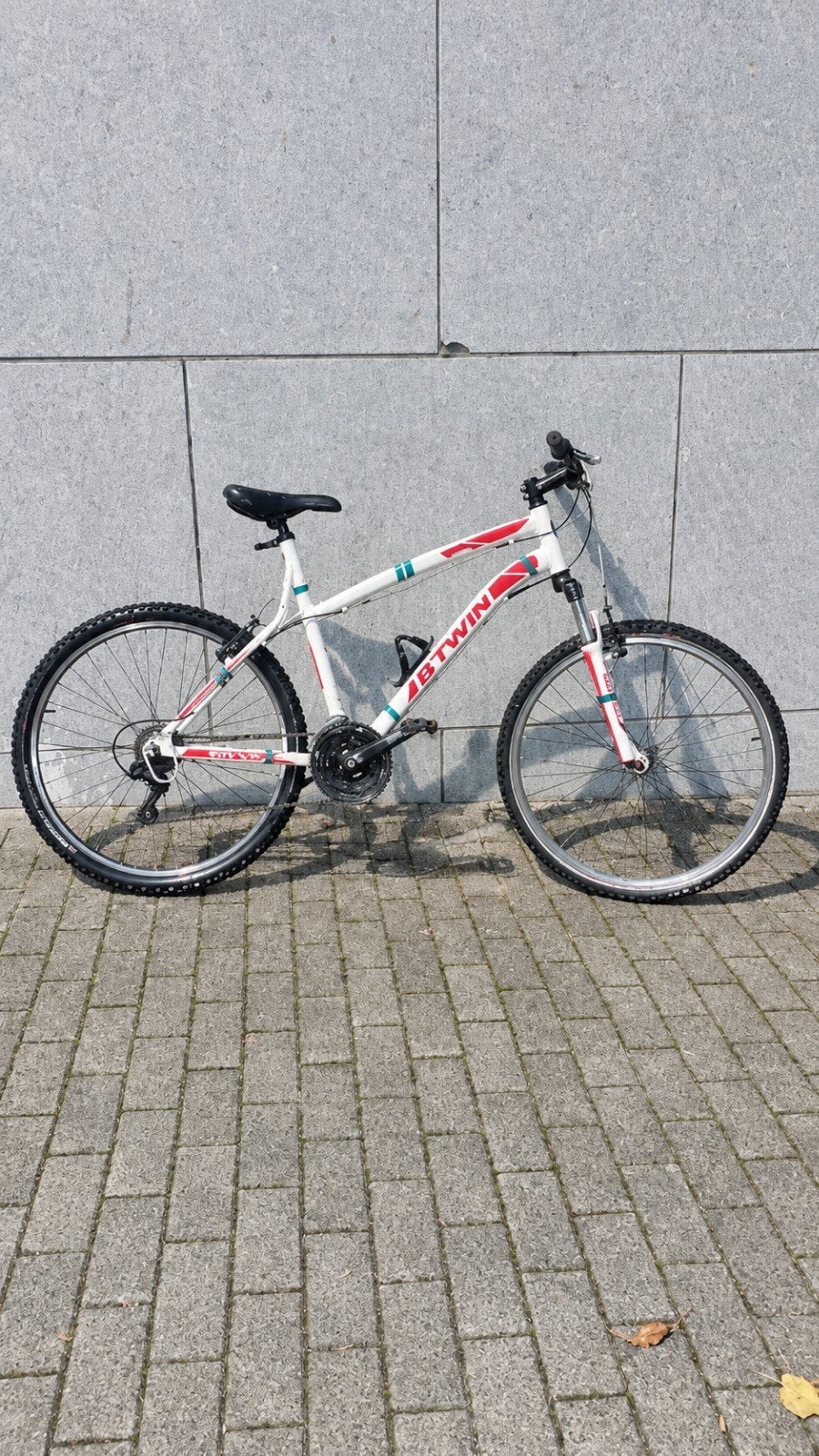 VTT B’TWIN BLANC & ROUGE 26 POUCES, Vélos & Vélomoteurs, Enlèvement