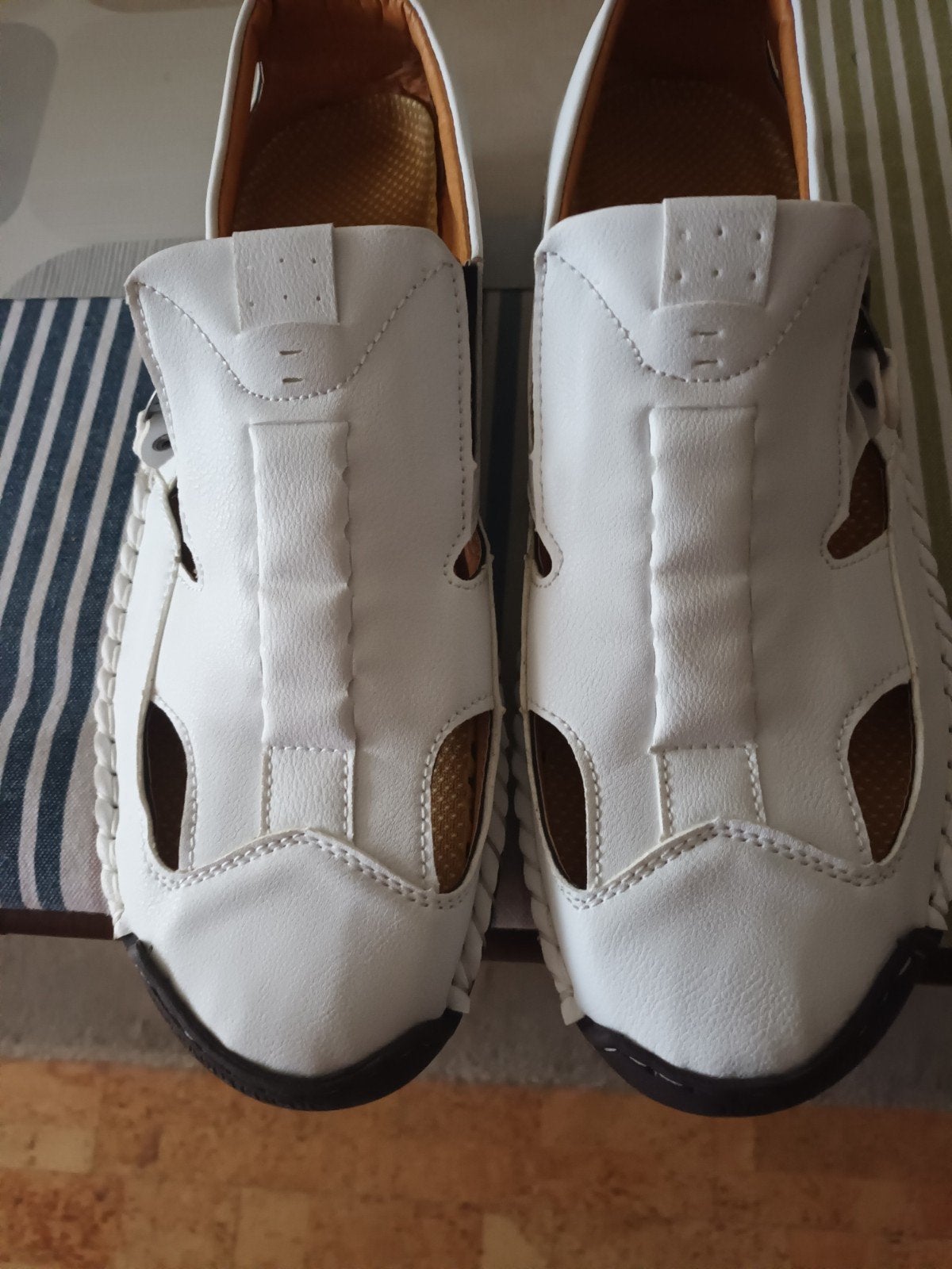 Une toute nouvelle paire de sandales d'été l, Enlèvement ou Envoi
