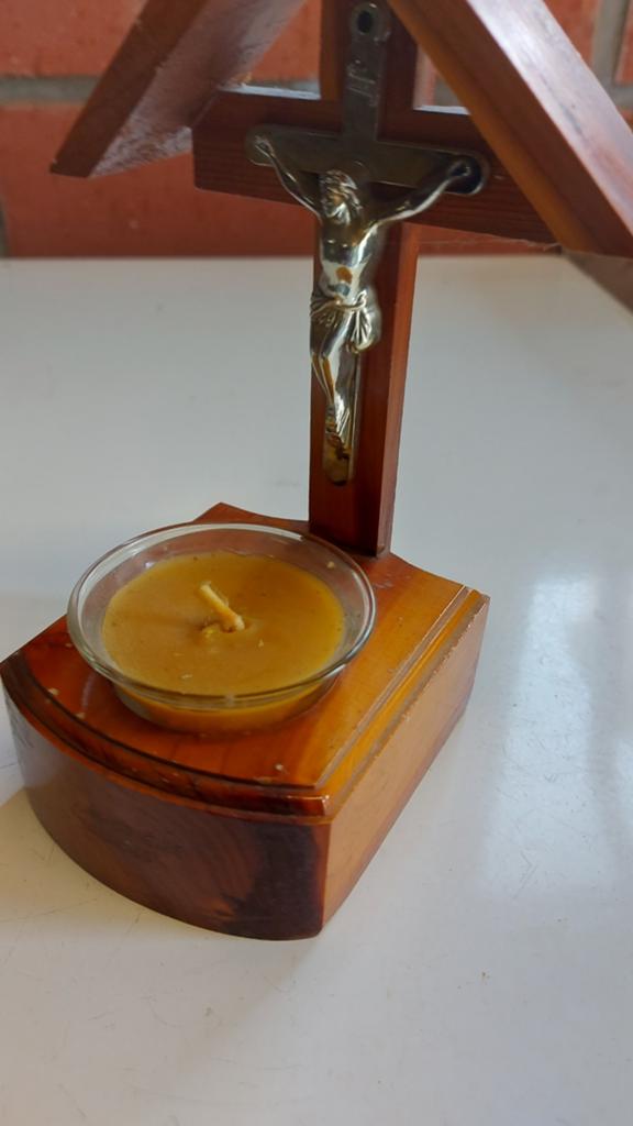 Houten kruisbeeld met kaarsenhouder, Ophalen