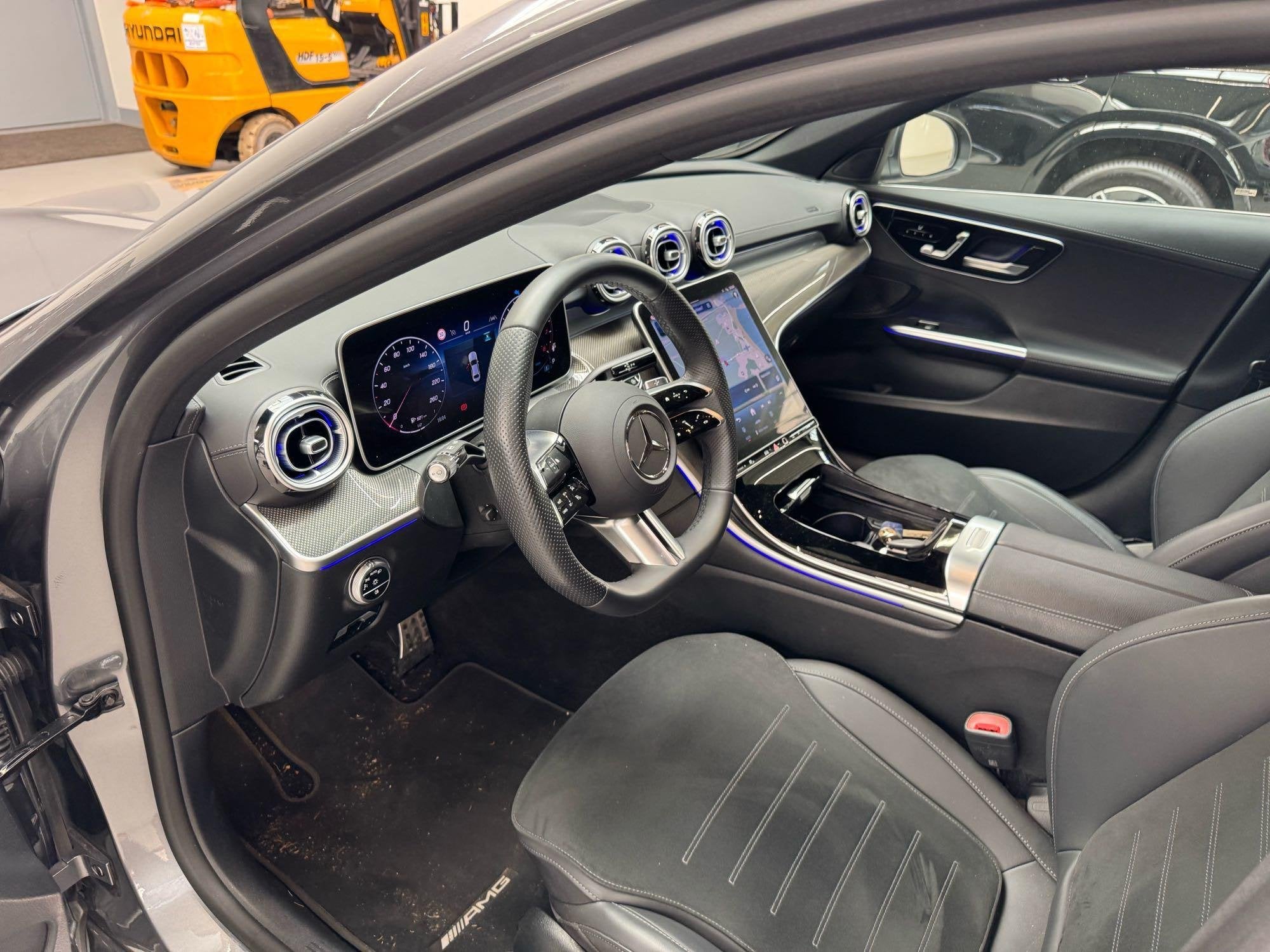 Mercedes-Benz C-Klasse 180 AMG Line Berline + DIGITAL LIGHT, Autos, Mercedes-Benz, Argent ou Gris, Achat, 1800 kg, Entreprise