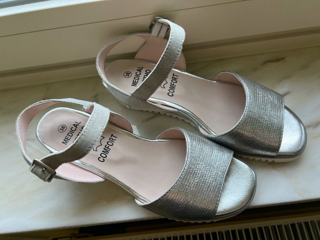 Paire de sandales neuves 38, Neuf, Gris, Enlèvement ou Envoi, Sandales et Mûles