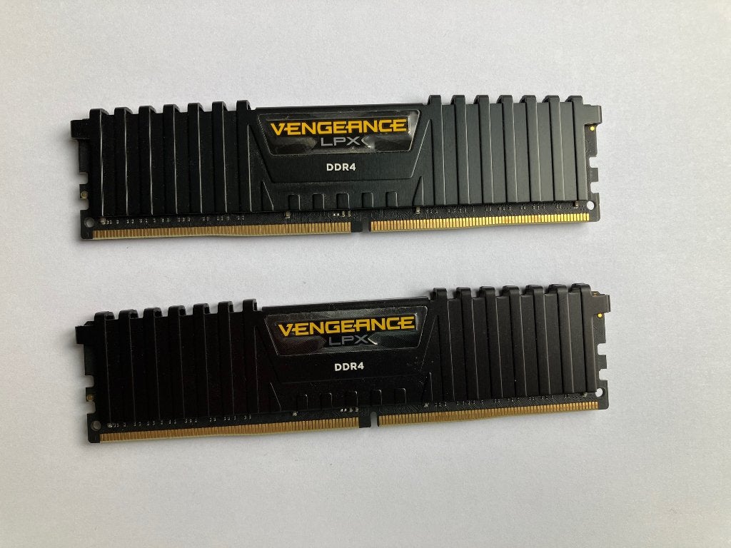 Kit de 16 Go (2 x,8 Go) DDR4 3000 MHz Corsair Vengeance, DDR4, 8 GB, Comme neuf, Desktop