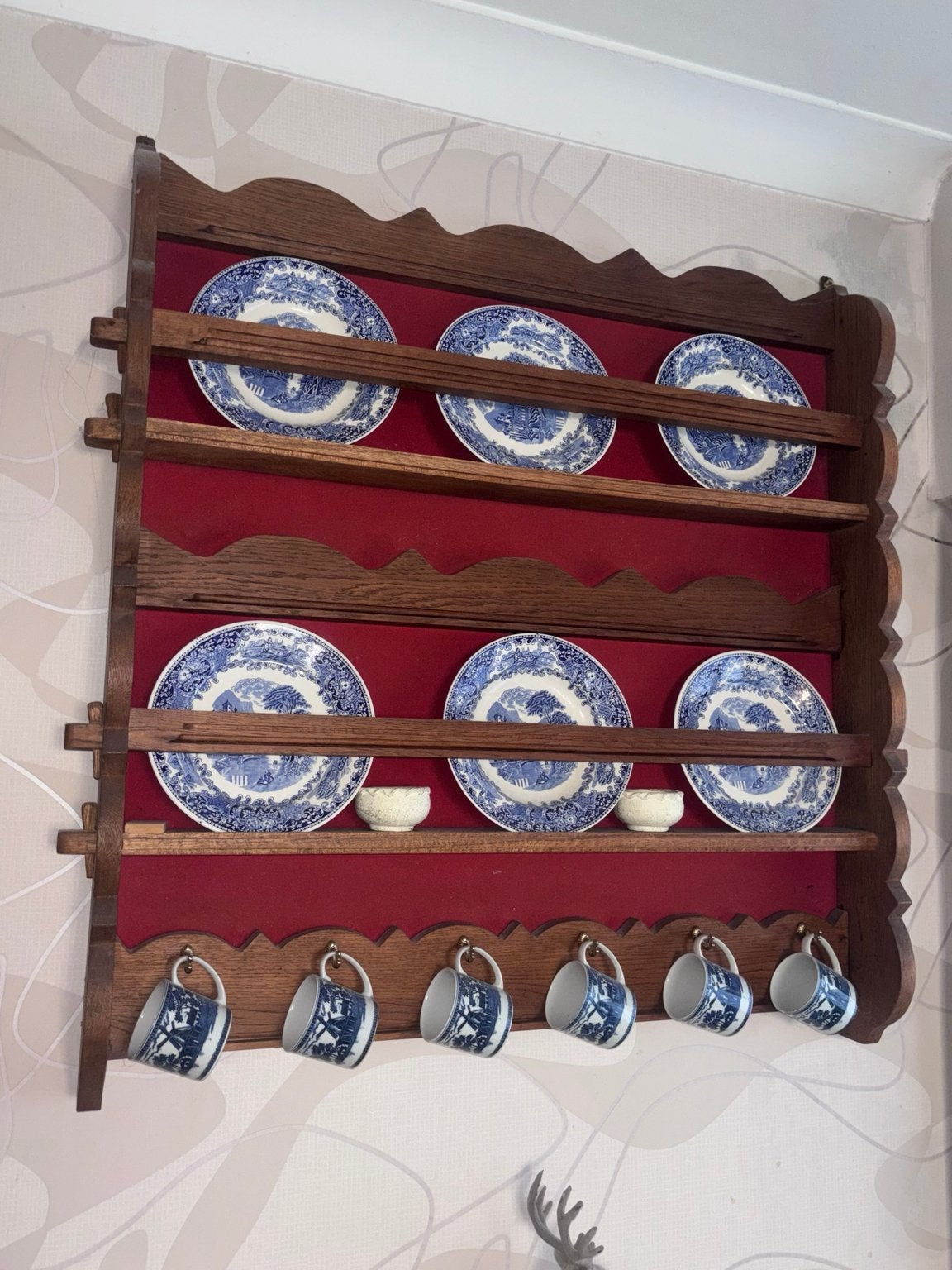 Antieke houten bordenrek met blauw-wit servies, Ophalen
