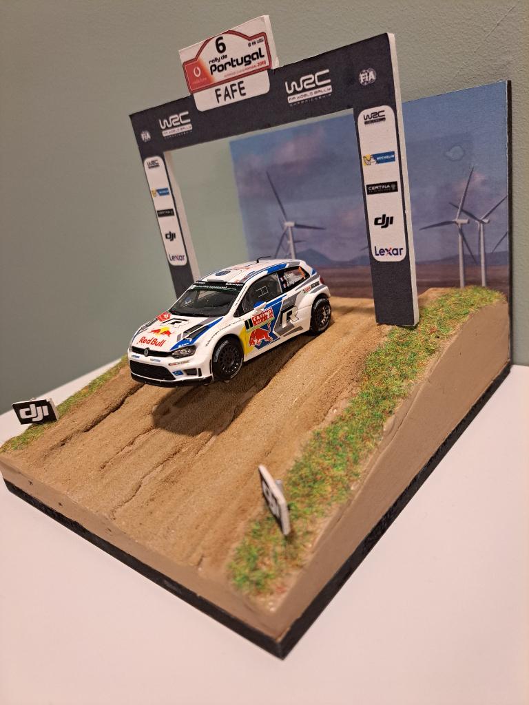 1:43 Diorama du Rallye du Portugal VW Polo R WRC, Enlèvement ou Envoi, Neuf, Voiture, Autres marques