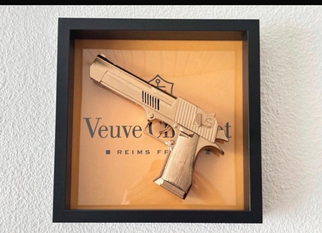 Tableau décoratif Veuve Clicquot avec pistolet 3D signer, Neuf, 1980 à nos jours, Enlèvement ou Envoi, Gravure