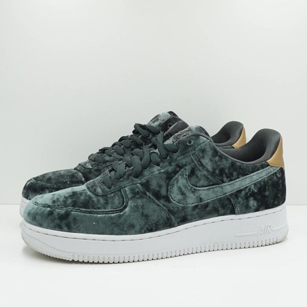 Nike Air Force 1 groen fluweel dames maat 10/42, Kleding | Dames, Schoenen, Ophalen, Nike, Zo goed als nieuw, Sneakers