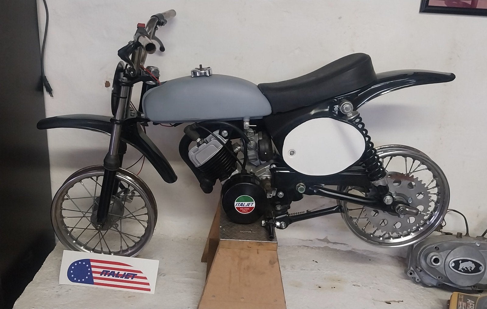italjet M5B, Fietsen en Brommers, Ophalen, Tank
