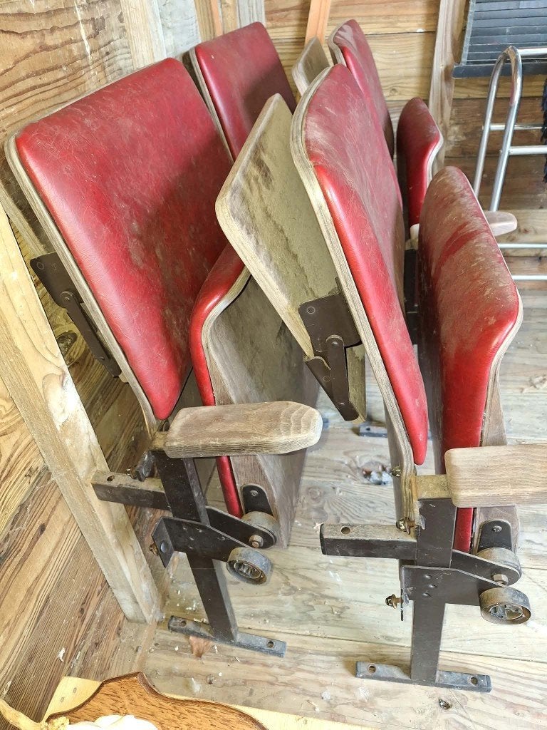 Klapstoelen uit een oude bioscoop jaren '60, Ophalen