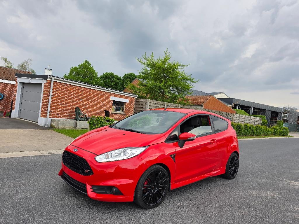 Ford Fiesta ST 1.6i - 100 000 km - 04/2013, Auto's, Ford, Voorwielaandrijving, Euro 5, Zwart, Bedrijf