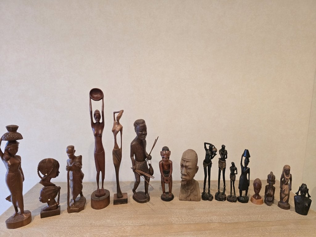 Set van 16 afrikaanse beeldjes, Antiquités & Art, Art | Sculptures & Bois, Sculpture sur bois, Bois, Groupe de personnes, Afrique