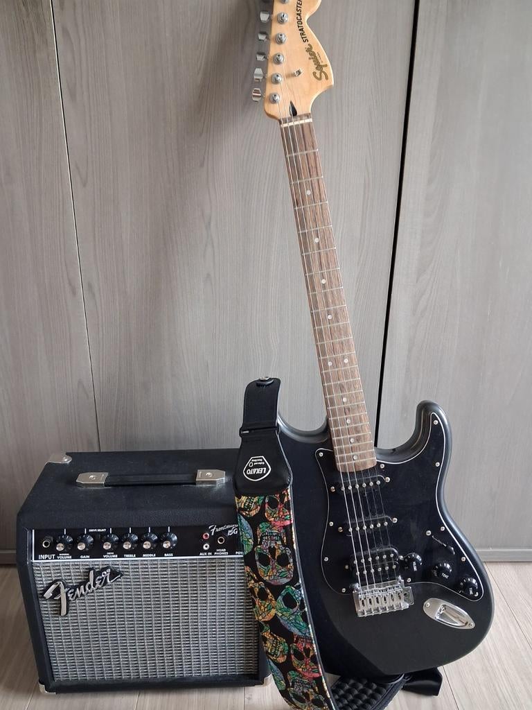 Gitaar en versterker, Muziek en Instrumenten, Snaarinstrumenten | Gitaren | Elektrisch, Met versterker, Zo goed als nieuw, Solid body