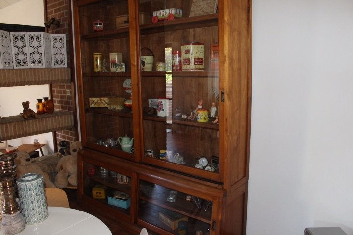 Antieke vitrine kast uit Biologie lokaal, Ophalen