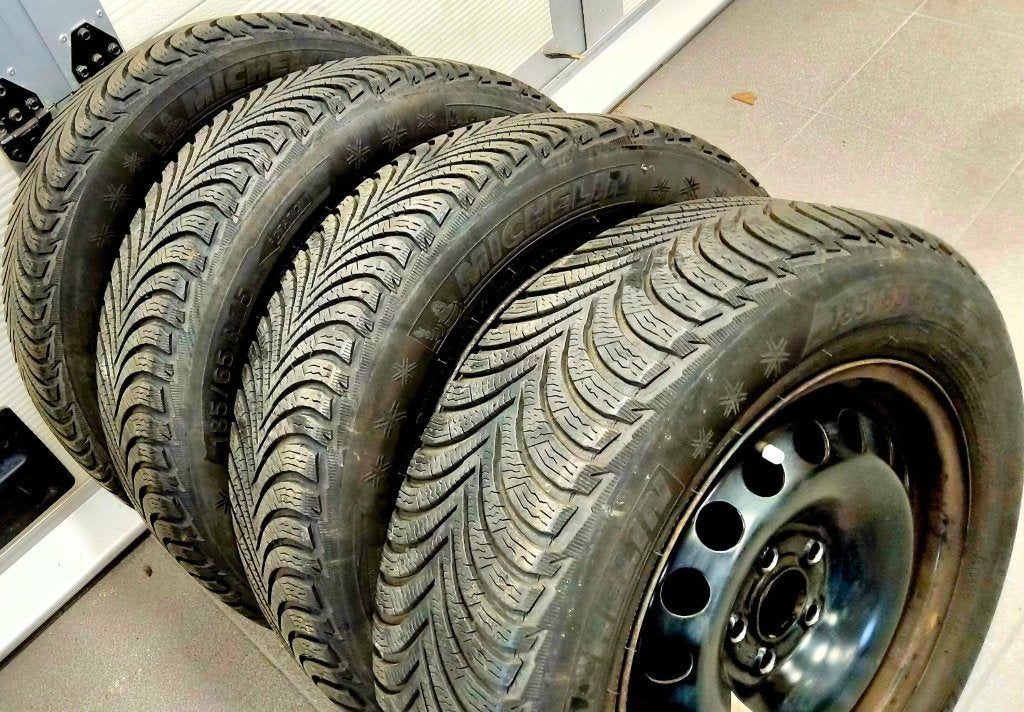 4 bons pneus hiver Michelin 185/65-15 d'une Audi A1, Auto-onderdelen, Ophalen, Gebruikt, 15 inch, Banden en Velgen