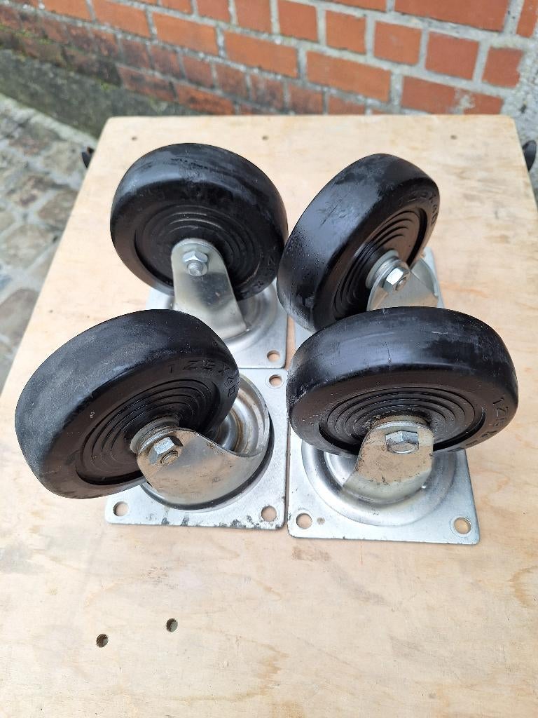 2 roues pivotantes et 2 roues fixes, Bricolage & Construction, Roues & Roulettes pivotantes, Enlèvement, Comme neuf