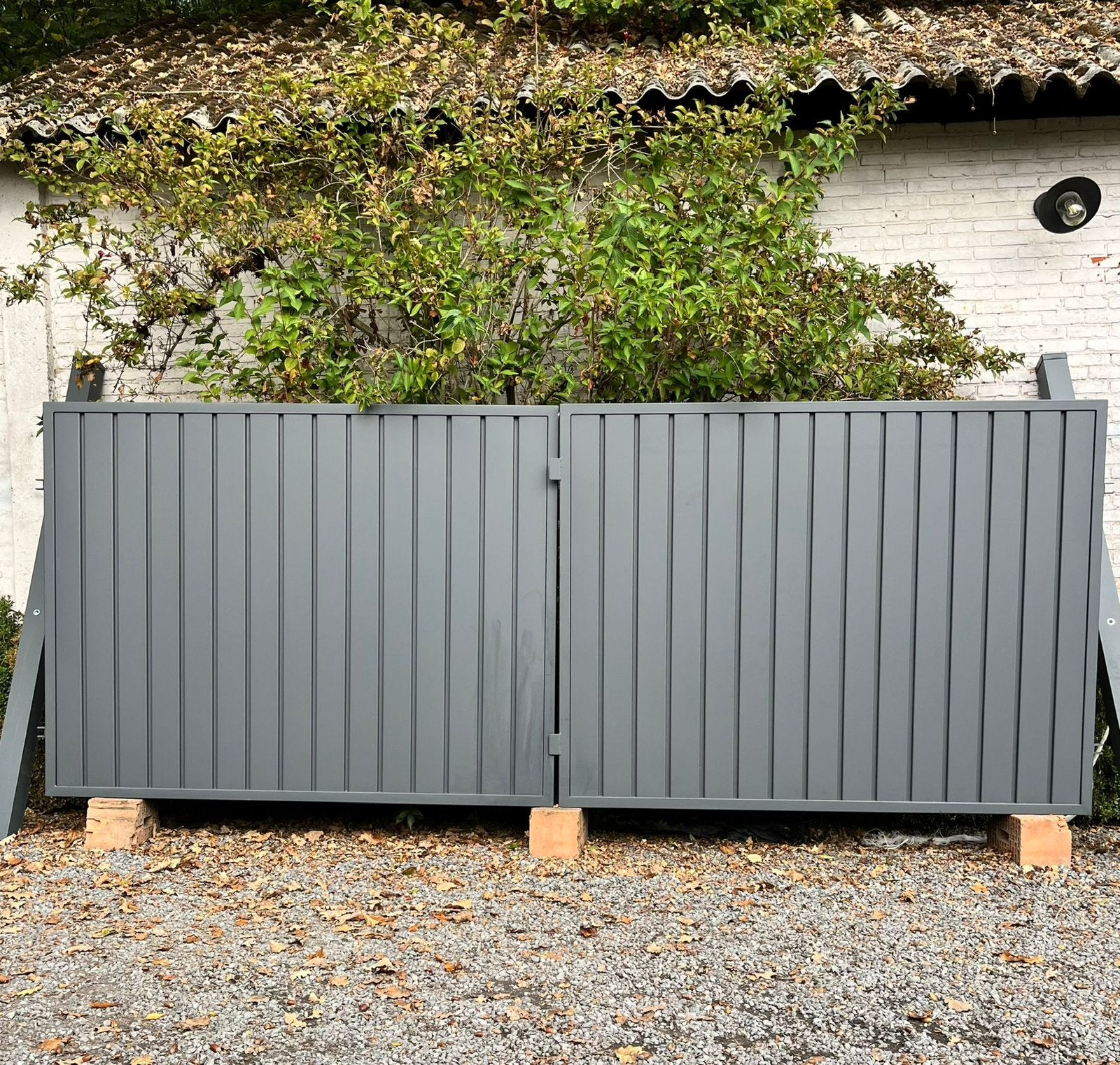 Nouveau portail en fer gris fermé, Jardin & Terrasse, Portes de jardin, Neuf, Portail battant, Fer, 150 à 200 cm, 200 cm ou plus