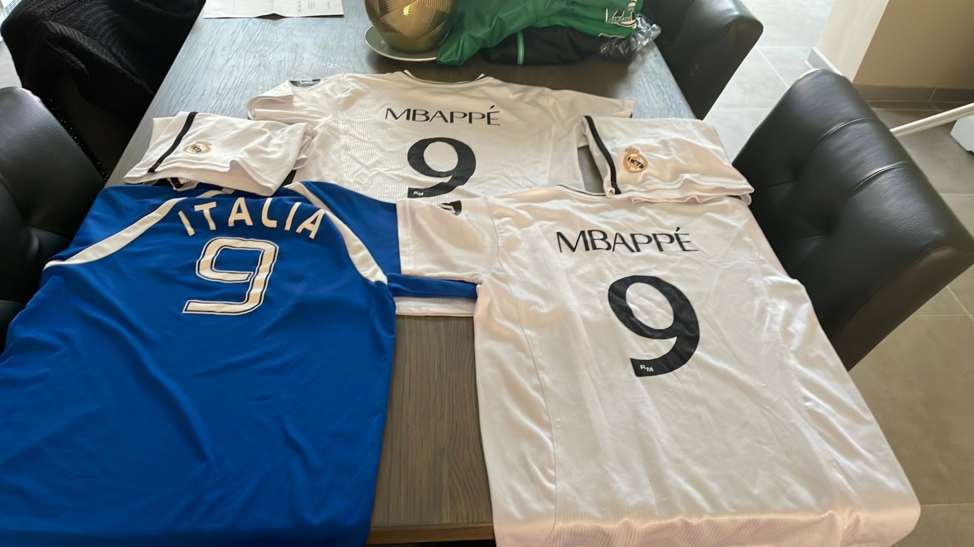 3 voetbal shirtjes real madrid en Italië, Sport en Fitness, Voetbal, Ophalen of Verzenden, Zo goed als nieuw, Shirt
