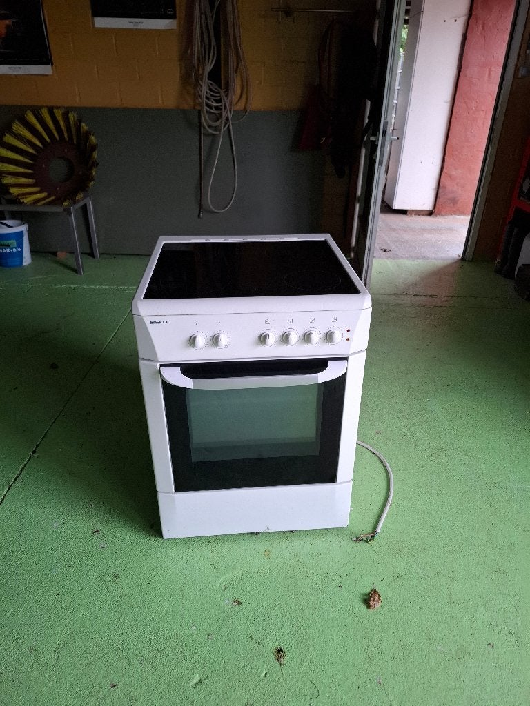 Beko elektrisch fornuis met keramische kookplaat en oven, Ophalen, Oven, Hete lucht, Vrijstaand