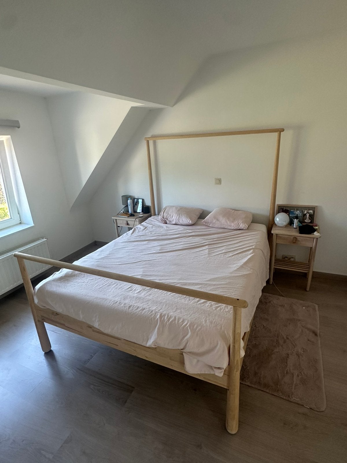 Lit en tres bon etat avec sommier et matelas, Maison & Meubles, Comme neuf, Enlèvement, 200 cm, Bois