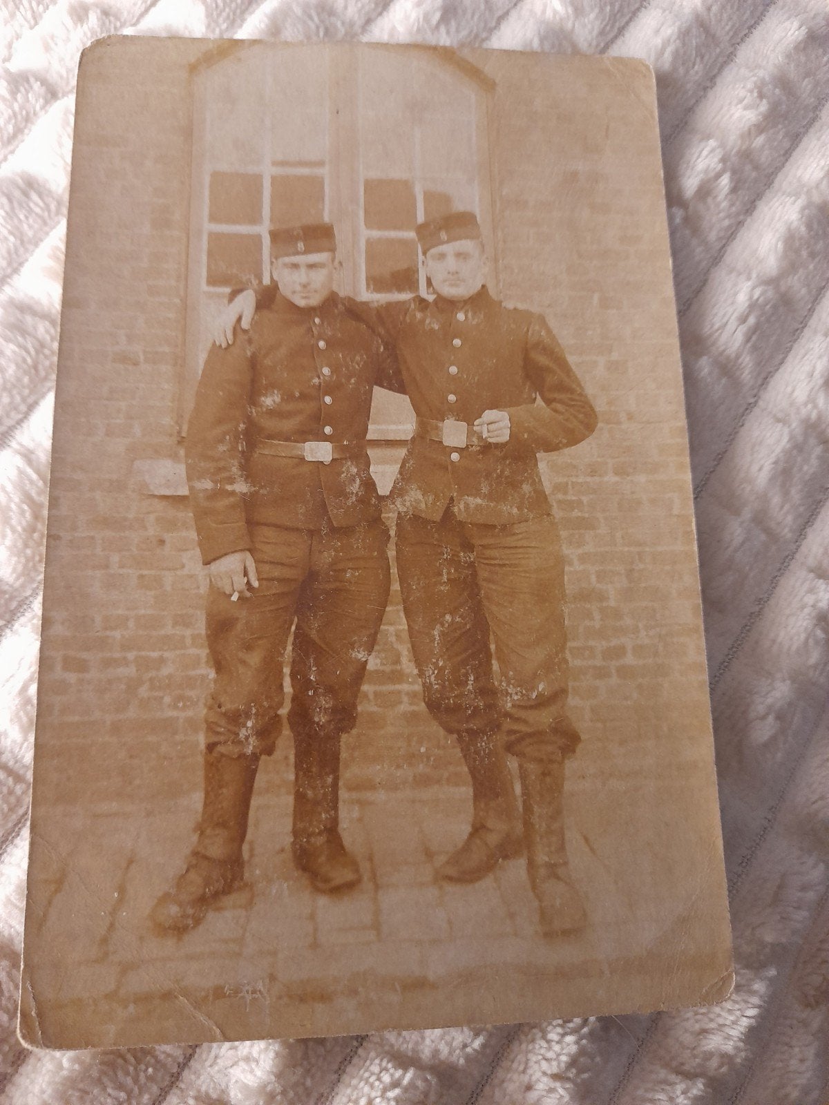 CArte postale "Deux compagnons d'armes" de 1915, Ophalen of Verzenden, Voor 1920, Ongelopen, Overige thema's