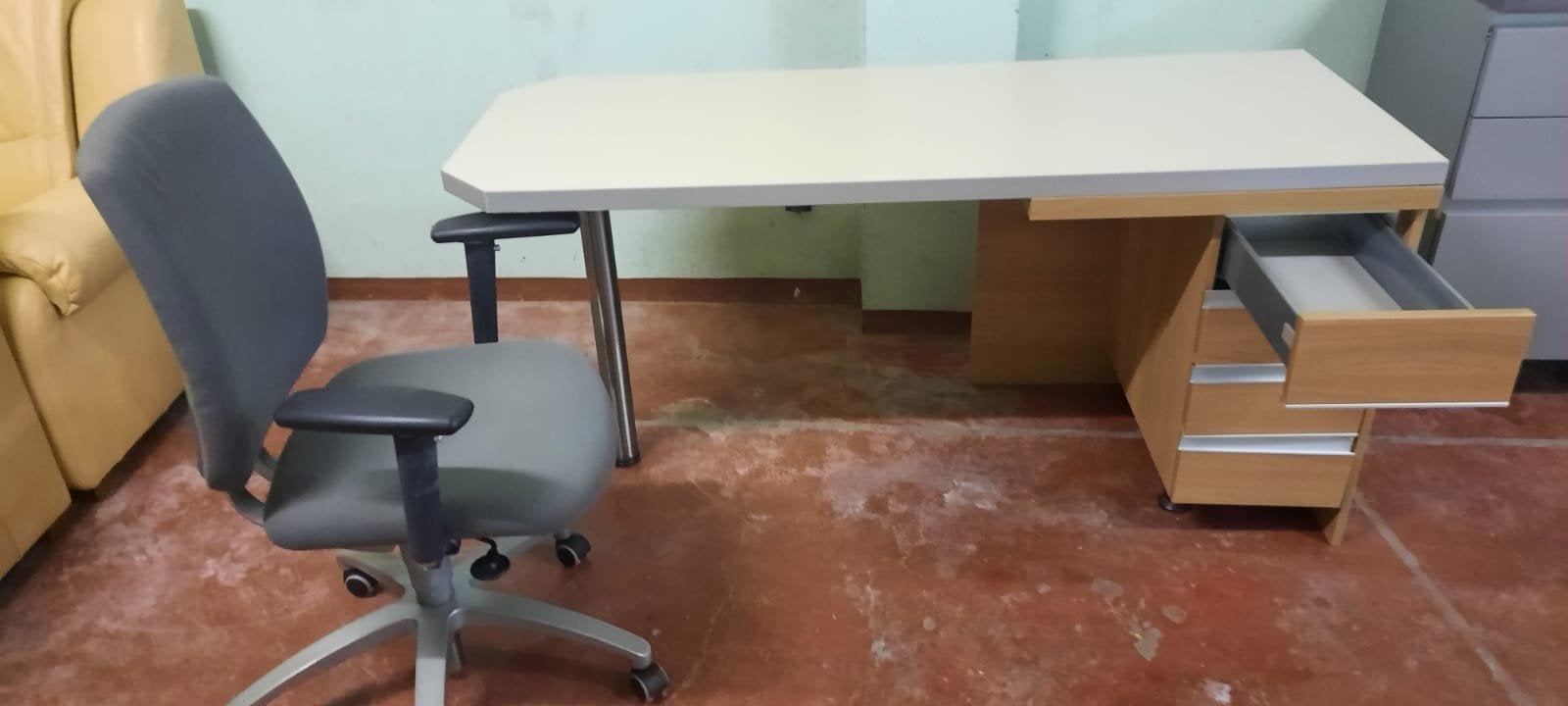 te koop bureau met stoel., Ophalen, 155 cm, Hout, Zo goed als nieuw