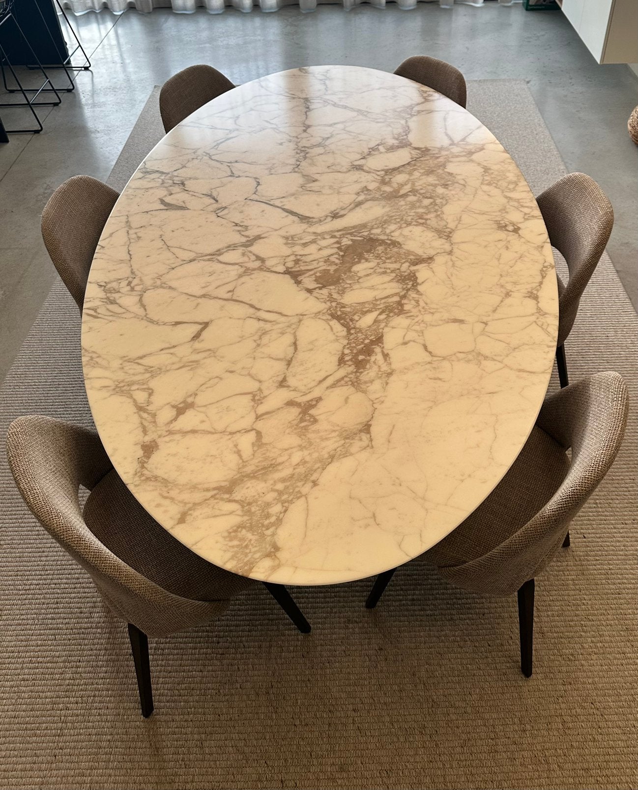 Saarinen Tulip Oval Calacatta + Saarinen Conference chairs, Huis en Inrichting, Tafels | Eettafels, Ophalen, Overige materialen