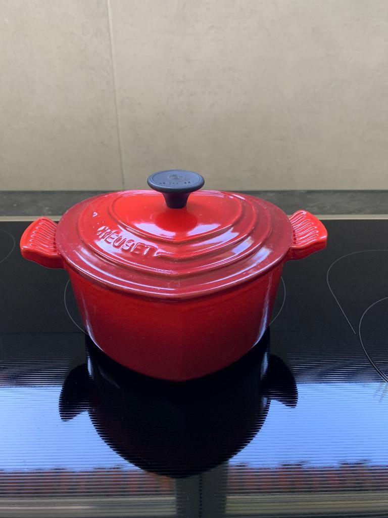 Le Creuset geëmailleerde gietijzeren ovenschotel met hart, Huis en Inrichting, Keuken | Potten en Pannen, Kookpan of Snelkookpan