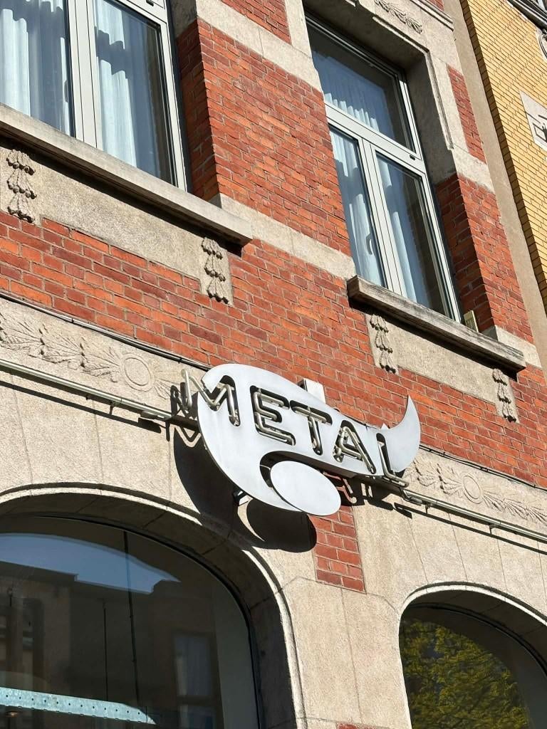 Neon Lichtreclame 'METAL'  met aluminium logo, Verzamelen, Ophalen, Gebruikt, Lichtbak of (neon) lamp