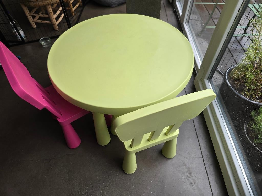 Table ikea enfant mammut ronde jaune/vert + 2 chaises, Enlèvement, Utilisé, Table(s) et Chaise(s)