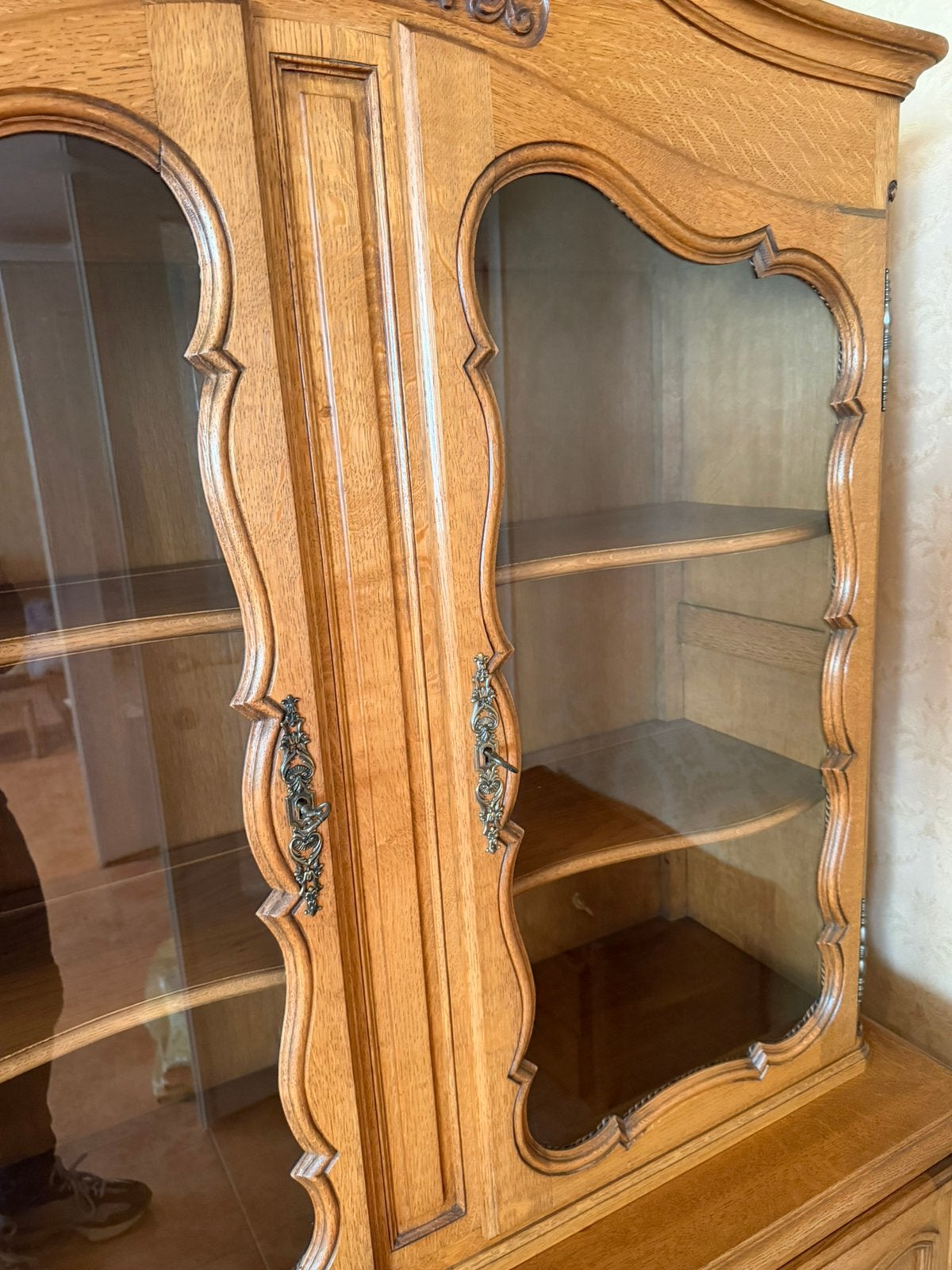 Grand buffet vaisselier en chêne sculpté style Louis XV, Ophalen