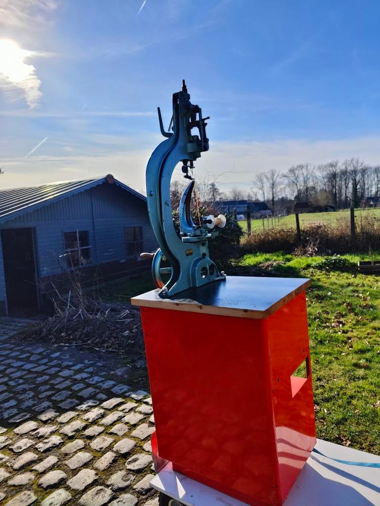 Doornaaimachine schoenmakerij doornaaier phenix, Ophalen