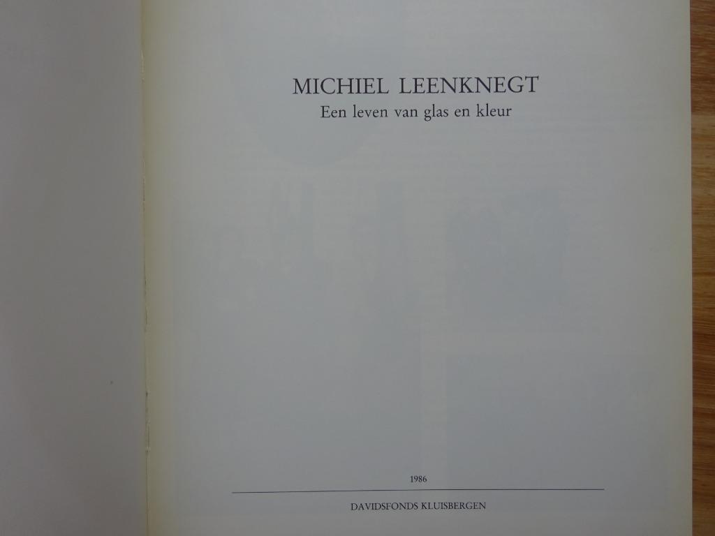 Michiel Leenknegt, 1986 een leven van glas en kleur, Ophalen of Verzenden, Zo goed als nieuw, Schilder- en Tekenkunst