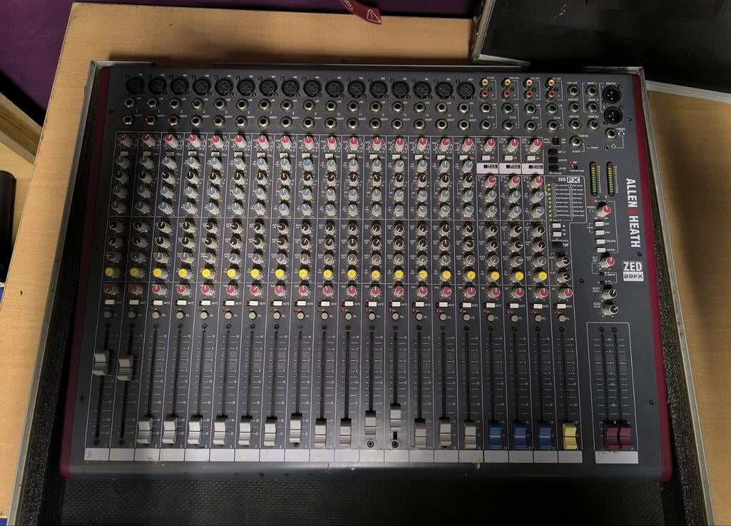 Allen & Heath ZED-22FX + flight case, Ophalen, Gebruikt, 20 kanalen of meer, Microfooningang