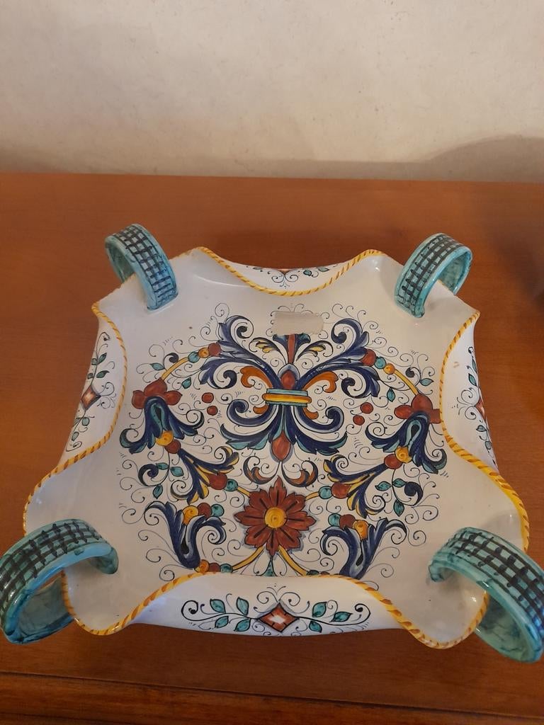 Maioliche Deruta fruitschaal, Enlèvement
